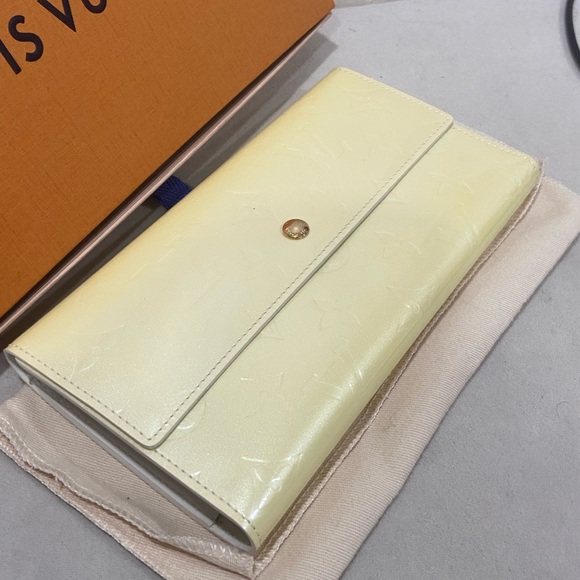 Louis Vuitton Vernis Wallet - Picture 2 of 9